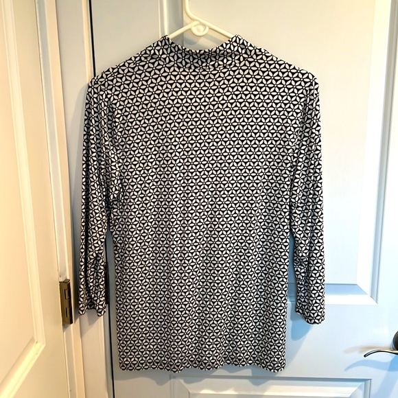 Women’s top from Talbots in like new condition - Picture 2 of 4